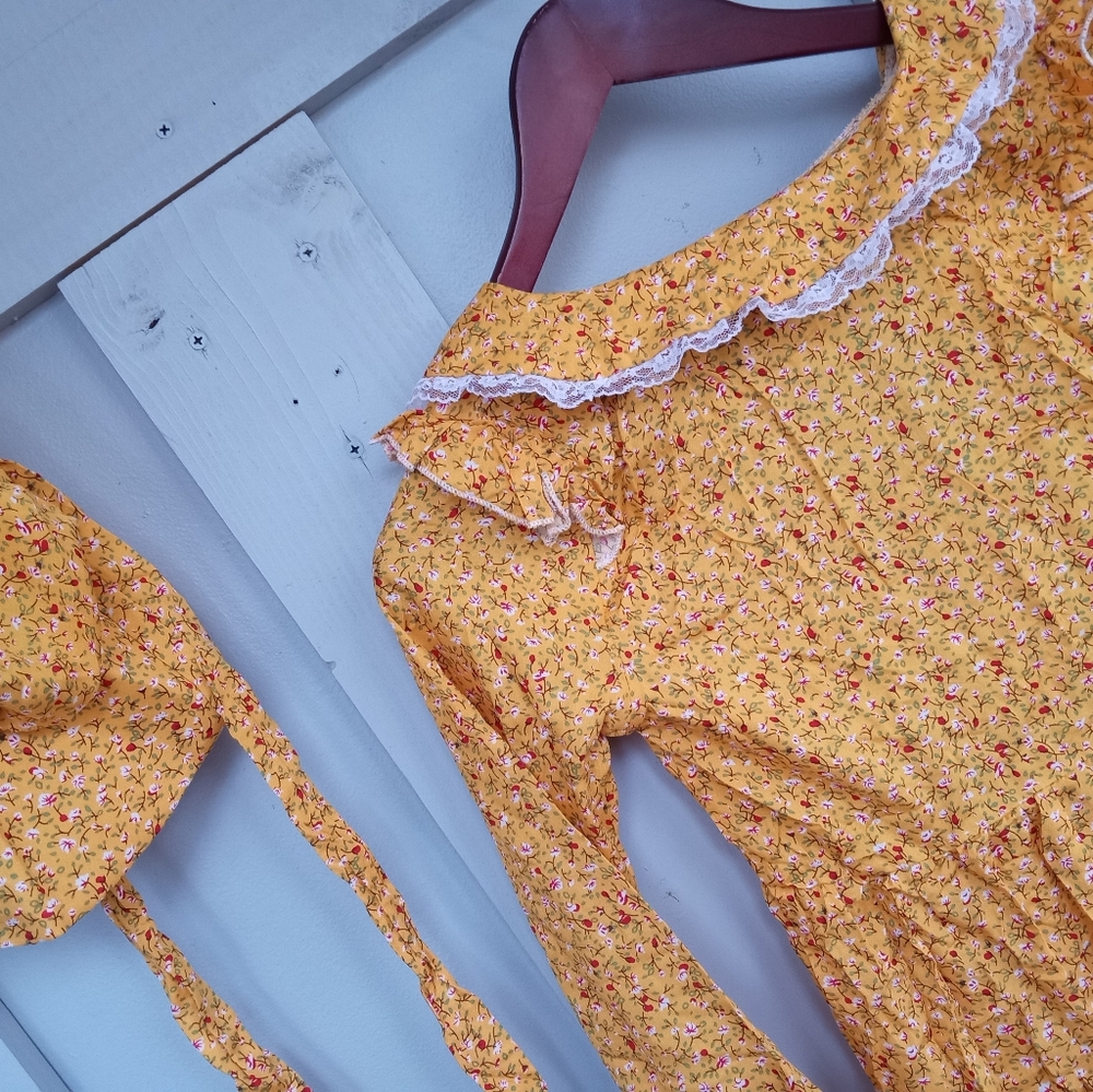 Girls Youth Yellow Flowered Prairie Dress with Matching tie Bonnet NWOT